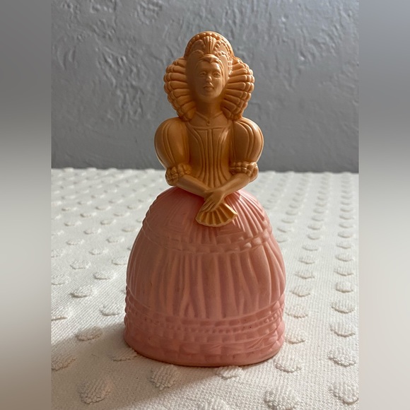 Avon Fashion Figurine Elizabethan bottle containing Field Flowers Cologne - Picture 1 of 10